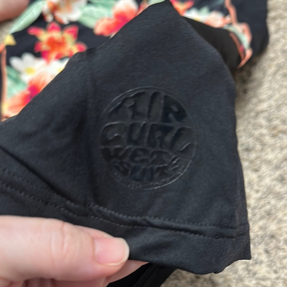Rip Curl Rash Guard - Picture 3 of 4